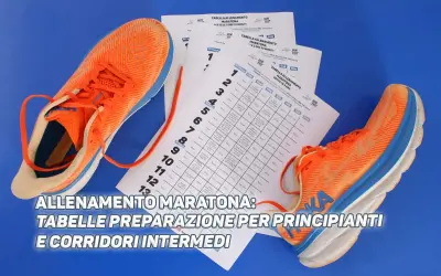 Scarpe da corsa arancioni accanto a tabelle di allenamento per maratona, inclusa una tabella maratona 3 ore 30.