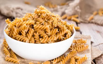 Una ciotola di fusilli integrali, un alimento che molti credono faccia ingrassare, ma che in realtà, se consumato con moderazione, è un'ottima fonte di fibre.