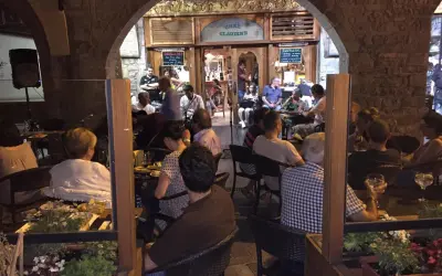 Gente disfrutando en Chez Claudine, uno de los mejores restaurantes Jaca, con música en vivo y ambiente acogedor.