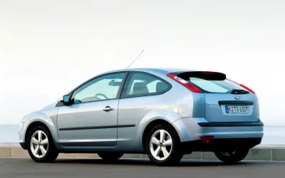 Srebrny Ford Focus Mk2 2.0 benzyna z widocznym z tyłu, gotowy do podróży nad morze.