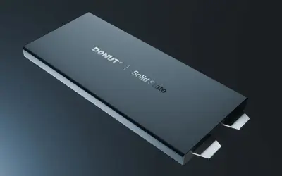 Schwarzes Gehäuse mit "DONUT LAB | Solid State" Aufschrift. Diese Feststoffbatterie könnte die Zukunft für das Elektroauto sein.