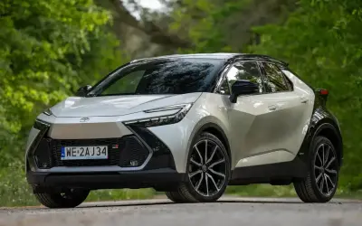 Nowy Toyota C-HR GR Sport w białym kolorze, z czarnym dachem, prezentuje się dynamicznie. Idealny do miasta, a jego niskie **toyota chr spalanie** zachwyca.