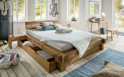 Un letto fai da te in legno massiccio con pratici cassetti, cuscini decorativi e una vista luminosa dalle finestre.