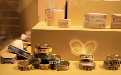 Ettan snus historia. En samling gamla snusdosor och paket med texten "Ettan" på, som visar en del av svensk snushistoria.