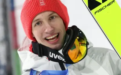 Kacper Tomasiak, młody skoczek narciarski, cieszy się z sukcesu. Jego wiek to zaledwie początek kariery.