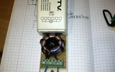 Schemat podłączenia transformatora elektronicznego GTV TE-150. Widać uzwojenie i zaciski do podłączenia przewodów.