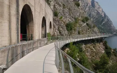 Najlepsze trasy rowerowe w Limone sul Garda – piękne widoki i emocje