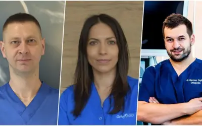 Trzy portrety lekarzy w niebieskich uniformach medycznych.
