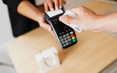 Płatność kartą zbliżeniową. Zastanawiasz się, czy można wcześniej spłacić leasing?