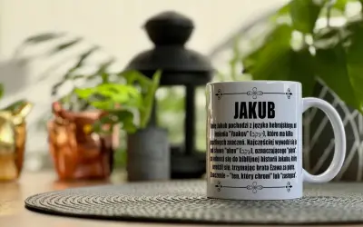 Kubek z napisem "JAKUB" i opisem znaczenia imienia. Idealny prezent na imieniny Jakuba.