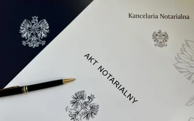 Akt notarialny i długopis na tle dokumentów kancelarii notarialnej. Szukasz informacji, jak znaleźć akt notarialny w internecie?