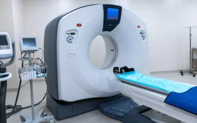 Nowoczesny tomograf w gabinecie diagnostycznym, gotowy do badania pacjenta.