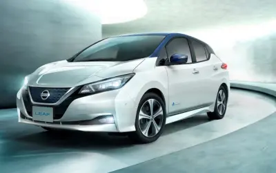 Biały Nissan Leaf z niebieskim dachem, nowoczesny design. Sprawdź nissan leaf cena i odkryj jego zalety.