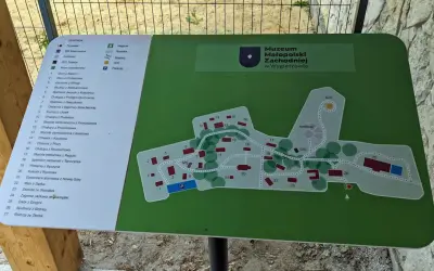 Mapa skansenu w Wygiełzowie z zaznaczonymi budynkami i ścieżkami. Znajdź tu m.in. chałupy, spichlerze i dwór.