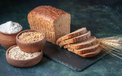 Chleb pełnoziarnisty, mąka, ziarna i płatki owsiane. Zastanawiasz się, ile kcal ma kromka chleba pełnoziarnistego?