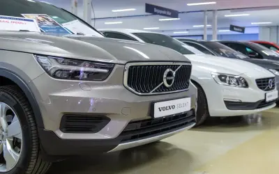 Rad med begagnade Volvo-bilar, en grå XC40 i förgrunden. Kanske en volvo d4 motor problem kan uppstå, men dessa ser fina ut.