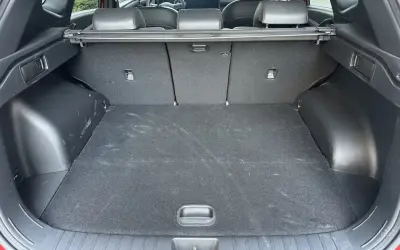 Pusta przestrzeń bagażowa Hyundai Tucson, idealna do przewożenia zakupów lub bagażu. Poznaj wymiary bagażnika!