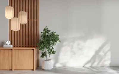 En lugn hörna med en träskärm, tre lampor, en byrå och en grön växt. En perfekt plats för feng shui inredning.