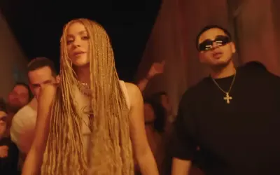 Shakira z warkoczami i raperem w okularach przeciwsłonecznych, jakby na planie teledysku "El Jefe".