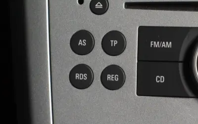 Przyciski radia samochodowego: AS, TP, RDS, REG, FM/AM, CD. RDS to system, który wyświetla dodatkowe informacje o stacji radiowej.