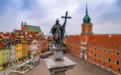 Pomnik Zygmunta III Wazy i Zamek Królewski na Starym Mieście. Dziś atrakcje Warszawy zapraszają do zwiedzania.