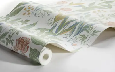 En rulle blommig tapet, med en bit som lossnat och rullats ut. Mönstret visar tulpaner och blad i grönt, orange och blått.