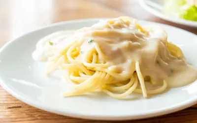 Pyszne spaghetti z kremowym sosem serowym, idealne na szybki obiad.