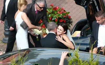 Szczęśliwa panna młoda w białej sukni przytula pana młodego. To piękny moment z ich ślubu, być może Roberta Lewandowskiego.