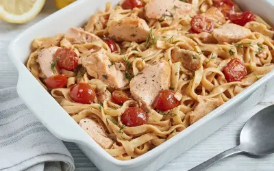 Pasta mit Lachs und Kirschtomaten in cremiger Lachs Sahne Sauce, garniert mit Dill. Ein Genuss!