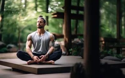 Mann in Lotusposition im Wald, tiefe Meditation und Konzentration.