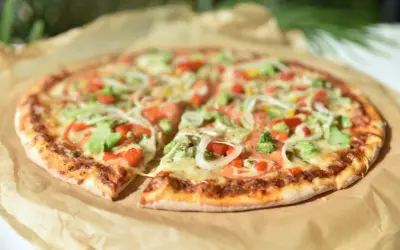 Najlepsze dodatki do pizzy wegetariańskiej, które zaskoczą Twoje kubki smakowe