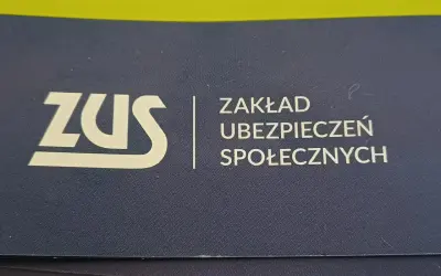 Logo ZUS (Zakład Ubezpieczeń Społecznych) na granatowym tle.