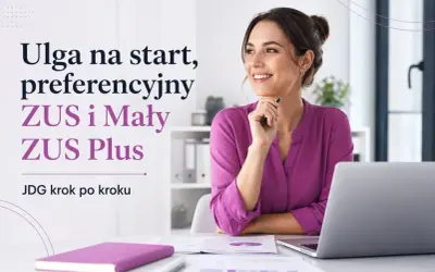 Uśmiechnięta kobieta przy biurku, myśląca o ulga na start, preferencyjny ZUS i Mały ZUS Plus. JDG krok po kroku.