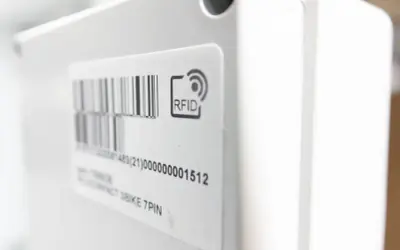 Etykieta cyfrowa RFID na białym urządzeniu. Pokazuje, jak działa etykieta cyfrowa, umożliwiając bezprzewodową identyfikację.