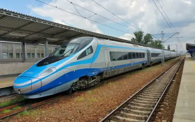 Nowoczesny pociąg Pendolino na peronie, gotowy do podróży.