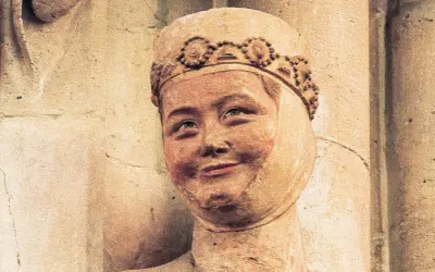 Kamienna rzeźba bł. Salomei z uśmiechniętą twarzą i ozdobną koroną.
