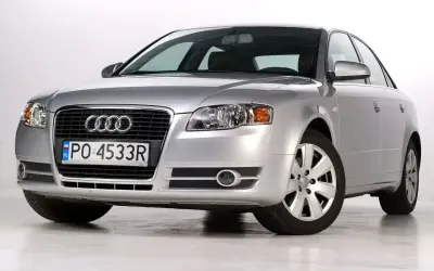 Srebrne Audi A4 B7 2.0 TDI z polskimi tablicami PO 4533R, prezentujące się na białym tle.