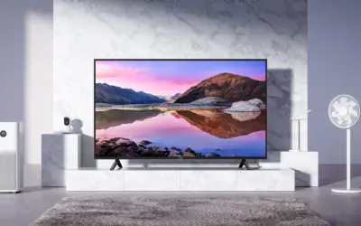Nowoczesny salon z telewizorem 65 cali, oczyszczaczem powietrza i wentylatorem.