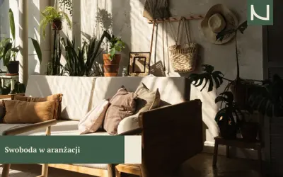 Przytulny salon boho z dużą ilością roślin, plecionymi dodatkami i słonecznymi promieniami.