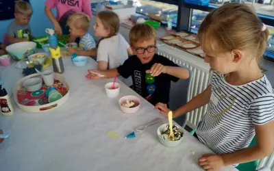 Dzieci na zajęciach z języka angielskiego tworzą desery.