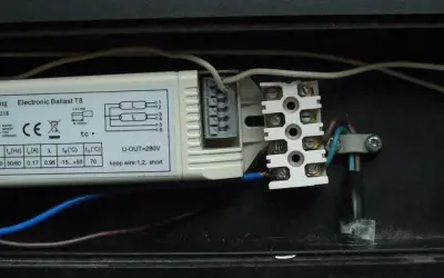 Schemat podłączenia świetlówki 2x18w z elektronicznym statecznikiem ANS-lighting. Widać przewody podłączone do zacisków.