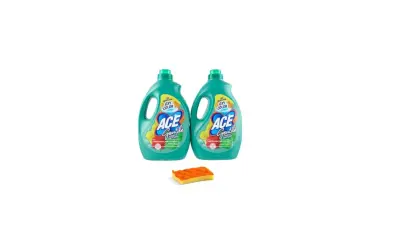 Due flaconi di candeggina ACE Gentile per colorati, con tecnologia Oxy Color, accanto a una spugna arancione.
