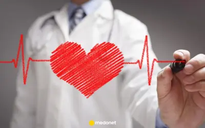 Lekarz rysuje serce i linię EKG, symbolizując troskę o zdrowie. Nitrendypina Egis pomaga utrzymać prawidłowe ciśnienie.