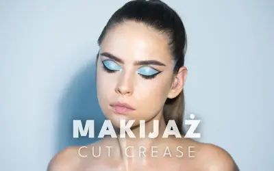 Modelka z błękitnym makijażem oczu w stylu cut crease, podkreślonym czarną kreską.
