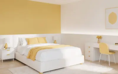 Chambre lumineuse avec un mur de couleur jaune moutarde, un lit blanc, une table de chevet et un bureau.
