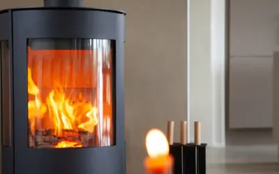 Moderner Kaminofen mit sichtbarem Feuer, erfüllt BIMSCHV Stufe 2. Gemütliches Ambiente im Wohnraum.