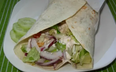 Pyszny kebab w tortilli z kurczakiem, warzywami i sosem. Idealny sposób, jak zrobić kebab w tortilli w domu.