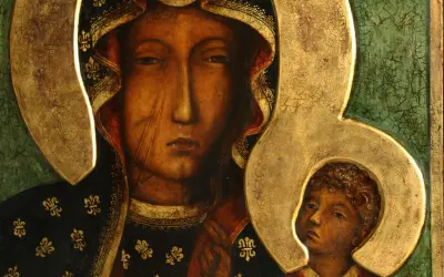 Oblicza Matki Boskiej Częstochowskiej i Dzieciątka Jezus na ikonie. Obecna sukienka Matki Boskiej Częstochowskiej ozdobiona złotymi liliami.