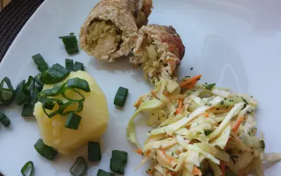 Roladki z indyka z ziemniakami i surówką z kapusty. Pyszny obiad gotowy!