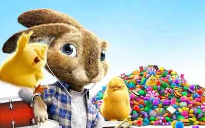 Zajączek i pisklęta w otoczeniu słodyczy, idealni bohaterowie na filmy na wielkanoc.